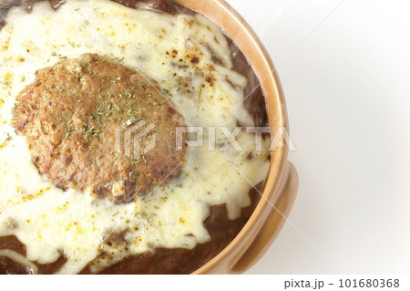たっぷりのチーズとハンバーグが乗っている熱々焼きカレーを白背景で俯瞰撮影 たっぷりのチーズとハンバーグが乗っている熱々焼きカレーを白背景で俯瞰撮影 101680368