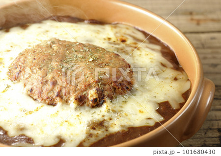 たっぷりのチーズとハンバーグが乗っている熱々焼きカレー たっぷりのチーズとハンバーグが乗っている熱々焼きカレー 101680430