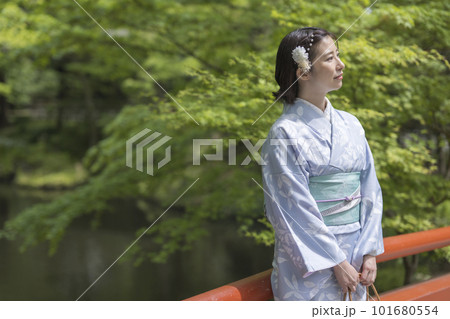 着物で鎌倉を観光する女性 101680554