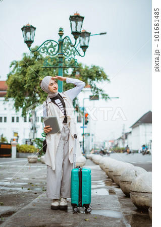 beautiful traveller with hijab protecting her eyes from the sun glare 101681485