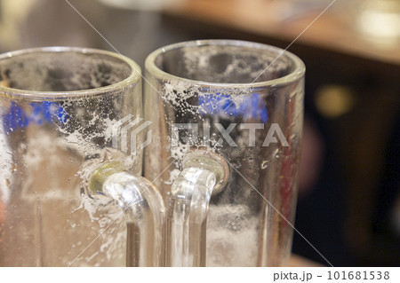 ビールを飲み干したジョッキグラス ビールを飲み干したジョッキグラス 101681538