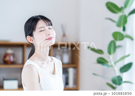 保湿を実感するミドル女性。 101681650