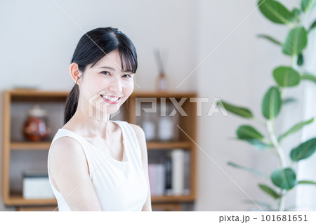 保湿を実感するミドル女性。 保湿を実感するミドル女性。 101681651