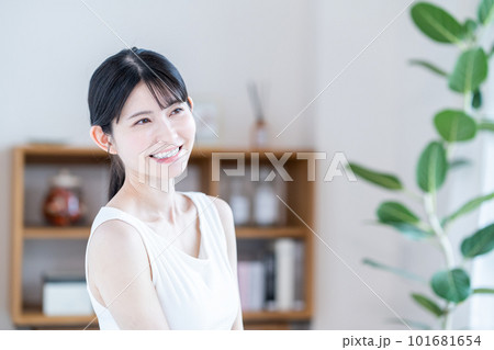 保湿を実感するミドル女性。 保湿を実感するミドル女性。 101681654