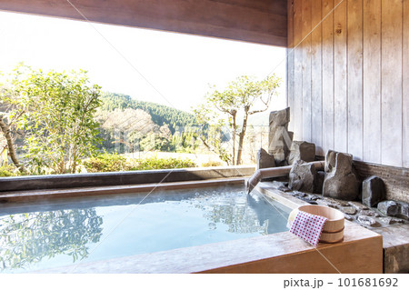 露天風呂がある風景 天然温泉と緑 湧き出る源泉の湯 のんびり温泉 温泉イメージ イメージ素材 露天風呂がある風景 天然温泉と緑 湧き出る源泉の湯 のんびり温泉 温泉イメージ イメージ素材 101681692