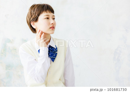 笑顔で座っている女子高校生 101681730