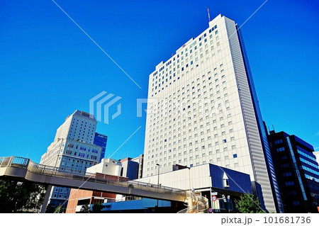 創成川通から見たANAクラウンプラザホテル札幌とホテルモントレエーデルホフ札幌が並ぶ風景 101681736