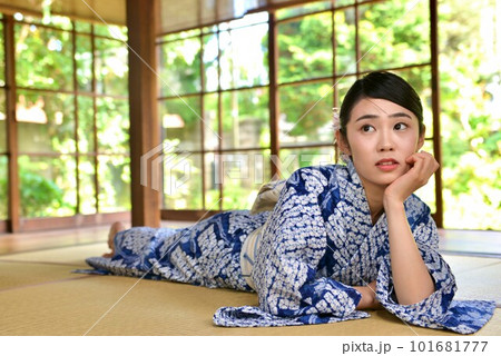 古民家の和室でくつろぐ美しい浴衣姿の女性 古民家の和室でくつろぐ美しい浴衣姿の女性 101681777