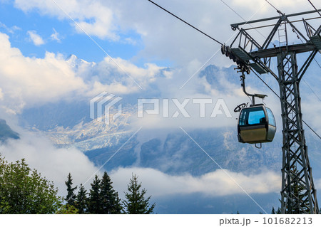 Overhead cable car to First mountain, Grindelwald, Switzerland 101682213