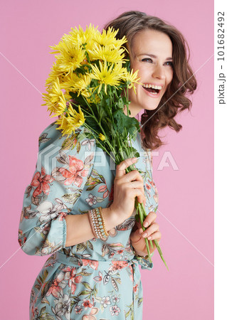 happy modern woman in floral dress on pinkの写真素材 [101682492