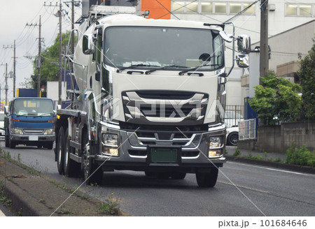 ミキサー車 道路走行 ミキサー車 道路走行 101684646