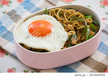 オリジナル目玉焼き等焼きそばのお弁当 オリジナル目玉焼き等焼きそばのお弁当 101684995