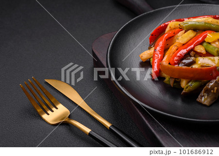 Delicious vegetables steamed peppers, asparagus beans and potatoes 101686912