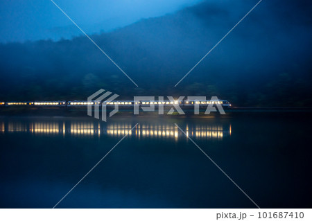 【高山本線】霧かかる下原ダム湖を通過する特急ひだ82号 101687410