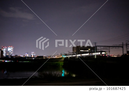 【東海道本線】名古屋駅へ到着目前の深夜の特急ひだ82号 101687425