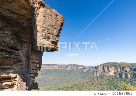 シドニー郊外ブルーマウンティンズのスリーシスターズからの眺望 101687869