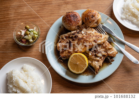 ヒラメのムニエルの食卓 101688132