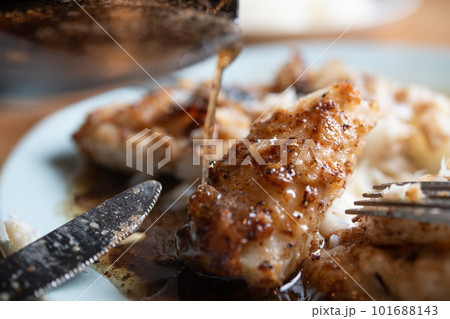 ヒラメのムニエルにソースをかける ヒラメのムニエルにソースをかける 101688143