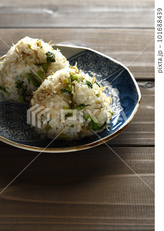 大根の葉のおにぎり 101688439