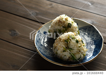 大根の葉のおにぎり 101688440