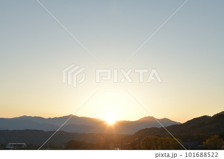 北杜市白州町、金峰山と茅ヶ岳の間から昇る朝日 北杜市白州町、金峰山と茅ヶ岳の間から昇る朝日 101688522