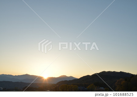 北杜市白州町、金峰山と茅ヶ岳の間から昇る朝日 101688525
