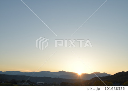 北杜市白州町、金峰山と茅ヶ岳の間から昇る朝日 101688526