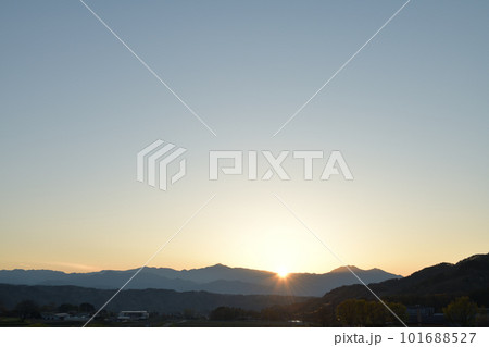北杜市白州町、金峰山と茅ヶ岳の間から昇る朝日 北杜市白州町、金峰山と茅ヶ岳の間から昇る朝日 101688527