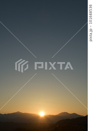 北杜市白州町、金峰山と茅ヶ岳の間から昇る朝日 北杜市白州町、金峰山と茅ヶ岳の間から昇る朝日 101688536