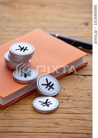 本の上に積み上げたお金(円) 本の上に積み上げたお金(円) 101688986