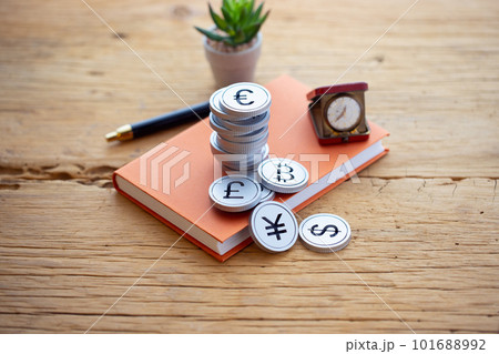 本の上に積み上げたお金(外国為替) 本の上に積み上げたお金(外国為替) 101688992