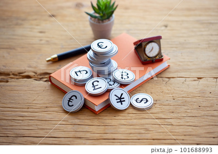 本の上に積み上げたお金（外国為替） 101688993