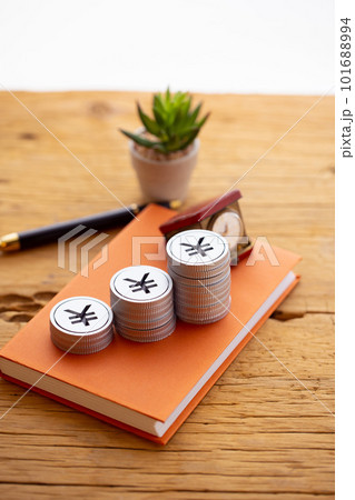 本の上に積み上げたお金（円） 101688994