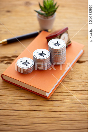 本の上に積み上げたお金(円) 本の上に積み上げたお金(円) 101688996