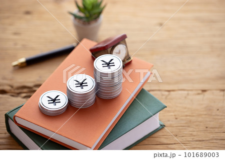 本の上に積み上げたお金（円） 101689003