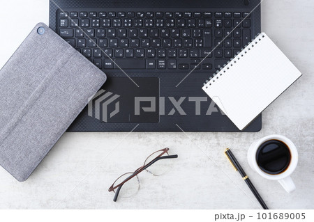 ノートパソコンでデスクワーク中のイメージ ノートパソコンでデスクワーク中のイメージ 101689005