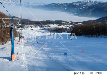 スキー場でスラローム競技の練習をするスキーヤー 101689012