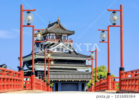 清須市、清洲城と大手橋 101689364