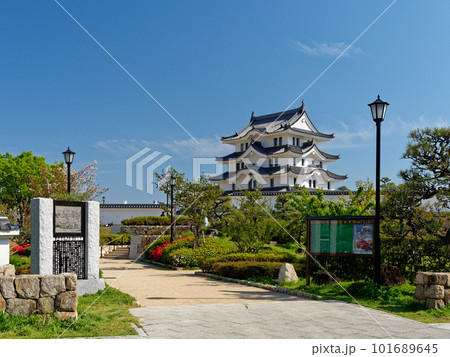 兵庫県尼崎市 快晴の尼崎城址公園と天守閣 101689645