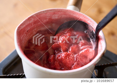 ホーローの鍋で苺ジャムを作る 101689657