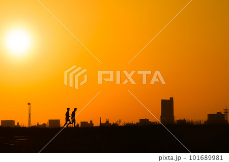 霞ヶ浦リンリンロードの夕日とランナー 霞ヶ浦リンリンロードの夕日とランナー 101689981