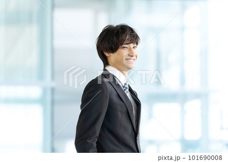 スーツを着た20代男性の写真 101690008