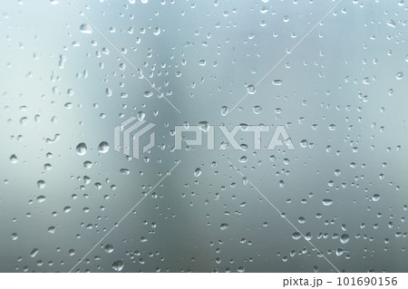 窓についた水滴 窓についた水滴 101690156