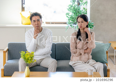 喧嘩をしているシニア夫婦 喧嘩をしているシニア夫婦 101690296