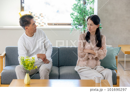 喧嘩をしているシニア夫婦 喧嘩をしているシニア夫婦 101690297