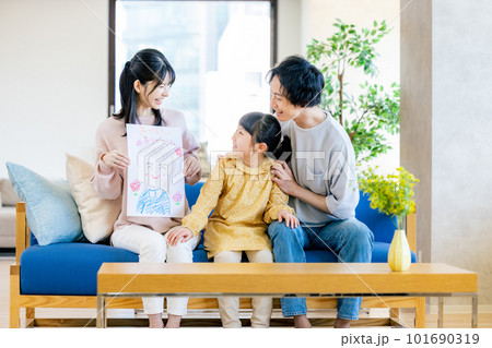 リビングでくつろぐ家族 母の日 リビングでくつろぐ家族 母の日 101690319