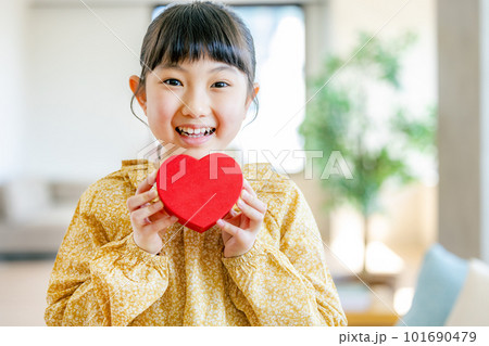 ハートを持つ女の子 ハートを持つ女の子 101690479