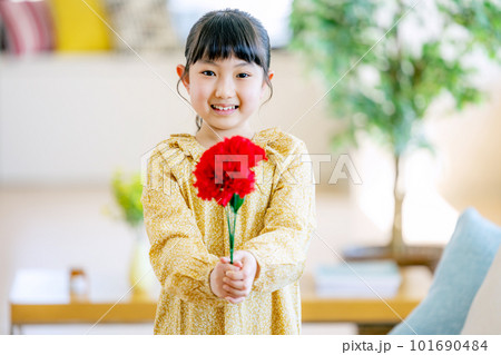 カーネーションを持つ女の子 101690484