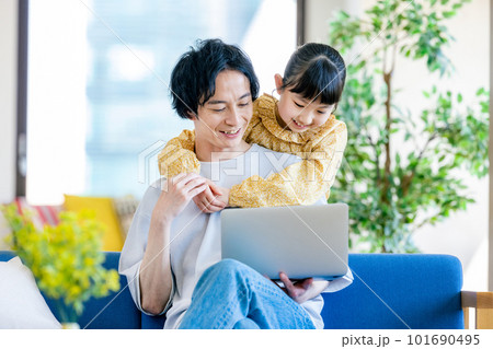 仕事をする父親に甘える娘 仕事をする父親に甘える娘 101690495