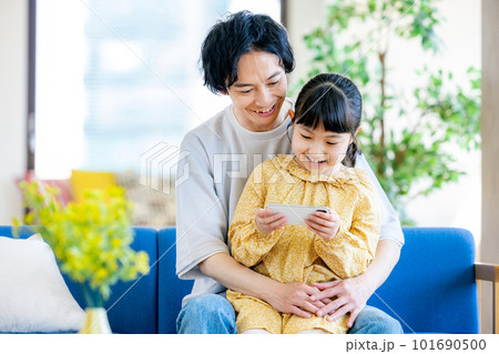 スマホを見る親子 スマホを見る親子 101690500